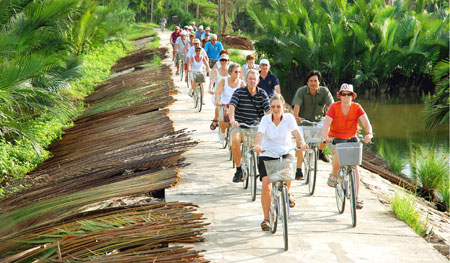 Khách  nước ngoài thích thú với cuộc sống ở Việt Nam. Ảnh Vietnamnet