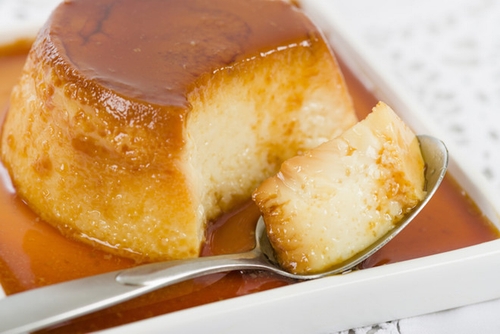 Bánh flan hay caramen là món ăn vặt ưa thích của nhiều thế hệ người Việt Nam