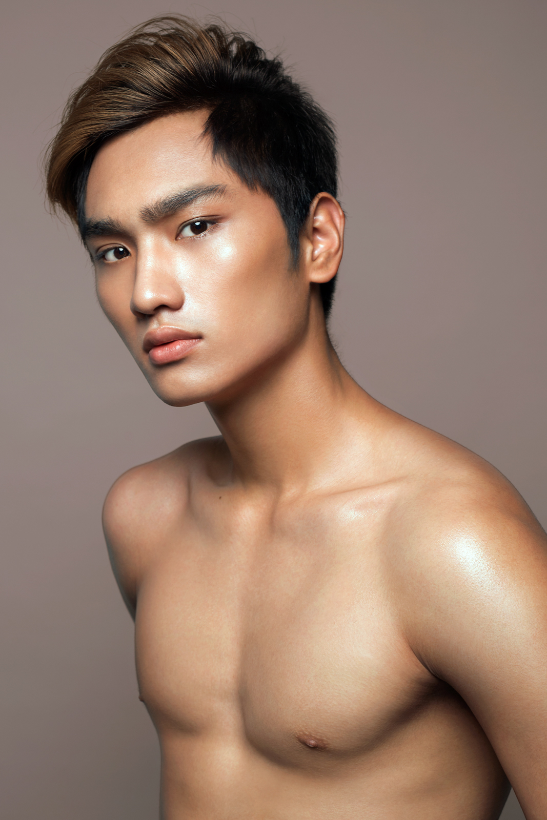 Huy Quang – anh chàng mẫu điển trai sở hữu những đường nét giống quán quân Quang Hùng, đã xuất sắc hai lần đạt bức hình đẹp nhất tuần – khoe khuôn ngực trần quyến rũ. Huy Quang được ngợi khen không chỉ vì khuôn mặt đẹp, chiều cao, thân hình cùng những bước catwalk tự tin đúng chuẩn của một người mẫu mà còn vì thần thái xuất thần, chụp tấm nào của chất lừ của mình.