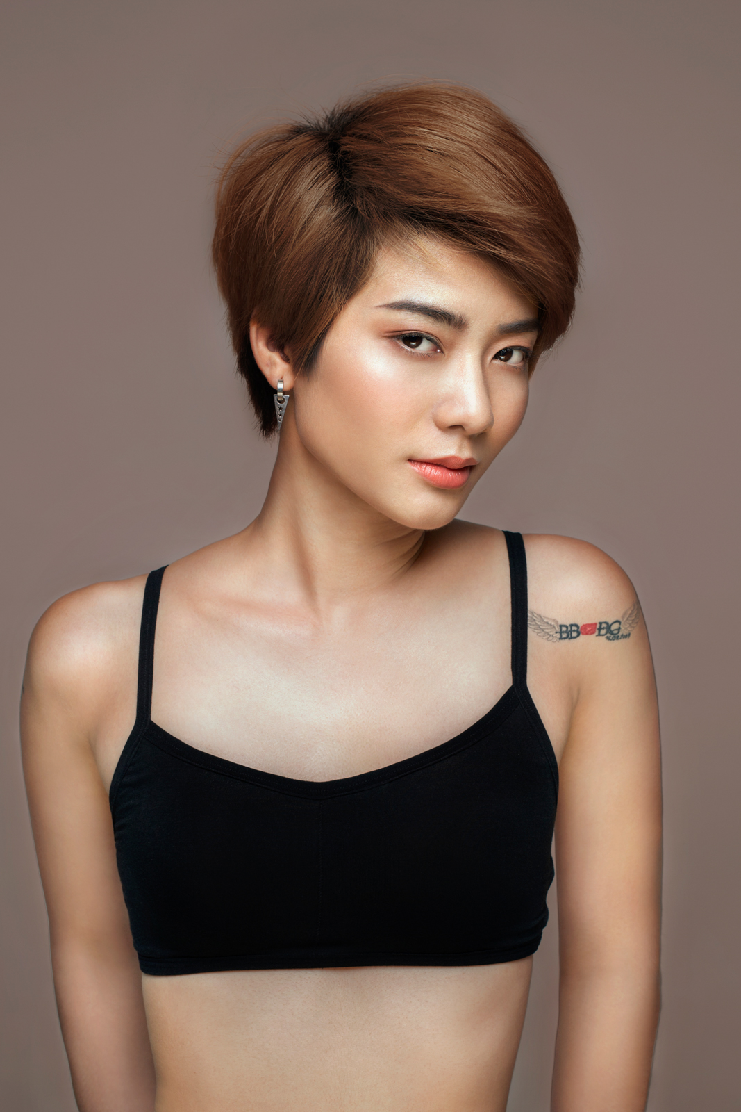 Kim Nhã, cô nàng diễn viên hài sở hữu lượng fan khủng, chị cả bản lĩnh của nhà chung. Tuy vậy, phong độ của Nhã có phần trồi sụt thất thường, chưa hoàn toàn nổi bật so với các thí sinh khác.