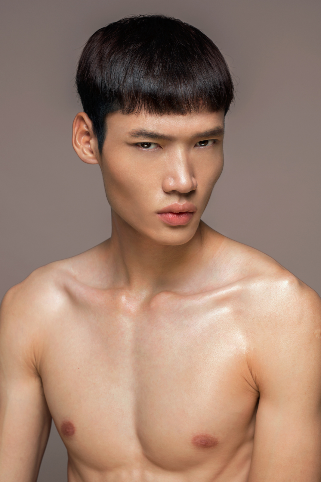 Minh Phong sở hữu thân hình rắn chắc, đàn ông cùng khuôn mặt lạ, nam tính, đầy chất “high fashion” nhưng tính cách lại có phần rụt rè, thu mình, không cá tính nổi trội sẽ lại là vật cản đường lớn nhất của Phong trên con đường trở thành người mẫu.