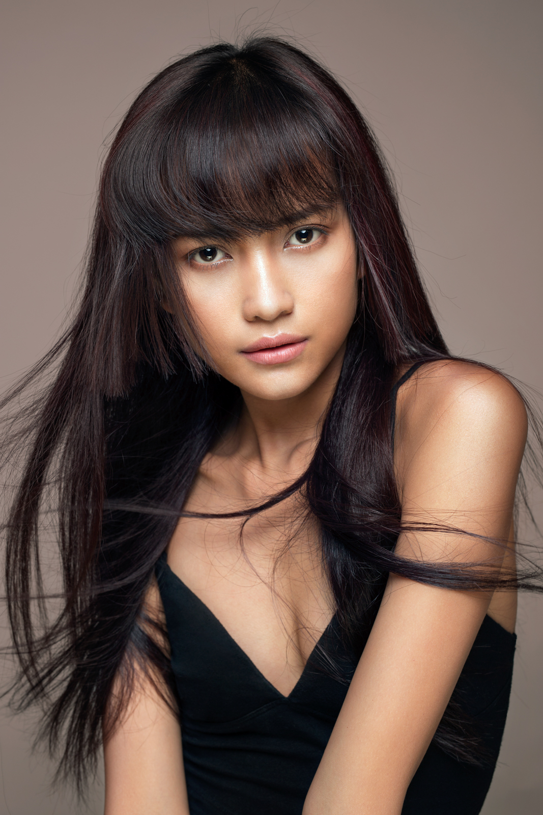 Ngọc Châu, “ngọc nữ” nhà chung, thí sinh vừa vụt sáng trở thành tâm điểm được yêu thích của khán giả nhờ vẻ đẹp dịu dàng, rạng ngời cùng tính cách thân thiện, hoà đồng, tránh xa mọi thị phi không đáng có của cuộc thi. Với tông trang điểm nude, làn da nâu bóng khỏe mạnh của Châu như được tôn lên rất nhiều.