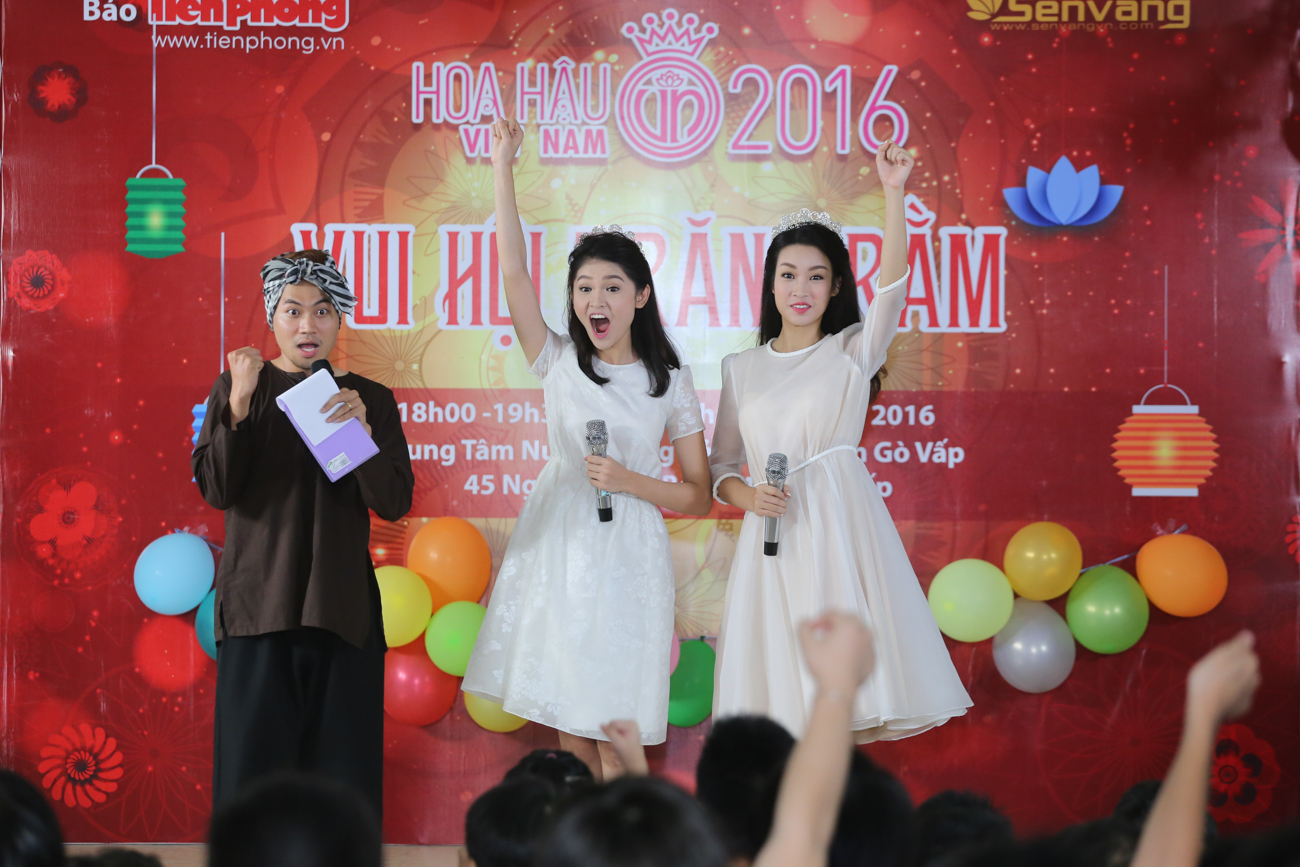  Hai cô gái nhanh chóng tham gia các hoạt động vui chơi với các bé, đặc biệt dành tặng cho các bé tiết mục biểu diễn “Chiếc đèn ông sao”. Thùy Dung thể hiện tài năng đánh đàn guitar khi đệm đàn cho Mỹ Linh khoe giọng hát.