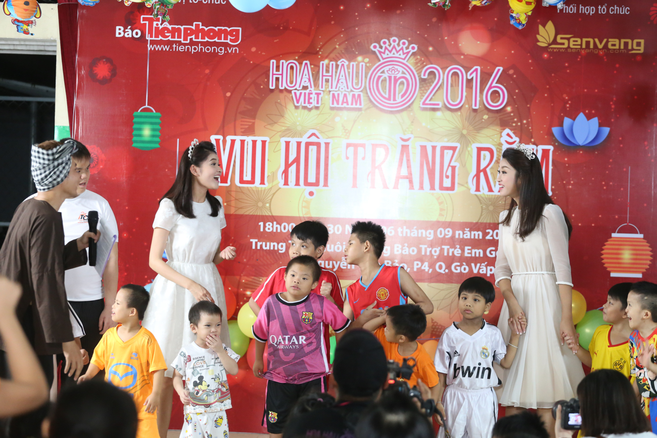 Có lẽ cảm động nhất là khi các cô gái hòa cùng giọng ca với các bé khuyết tật bài hát “Đứa bé”. Ca khúc như gói trọn ước mơ, tình cảm, khát khao của mỗi trẻ nhỏ nơi đây. Cả Mỹ Linh và Thùy Dung đều phải kìm nén cảm xúc để có thể hát trọn vẹn ca khúc và vui cười cùng các bé.