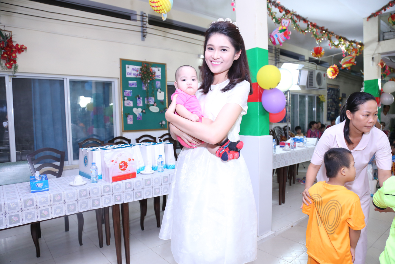 Sau khi trao quà, tham gia vui chơi và múa hát với các bé, các người đẹp di chuyển lên khu dành cho bé sơ sinh. Tại đây, các cô gái không thể kìm nén cảm xúc được nữa, những giọt nước mắt cảm thông, thương xót tuôn rơi.