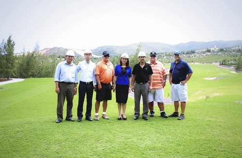 Ông Martin Moore, Chủ tịch Flagstick (thứ 2 từ phải sang) cùng lãnh đạo Tập đoàn FLC trên sân FLC Quy Nhơn Golf Links