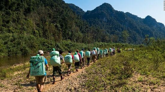 Mỗi tour khám phá Sơn Đoòng có hàng chục người hỗ trợ