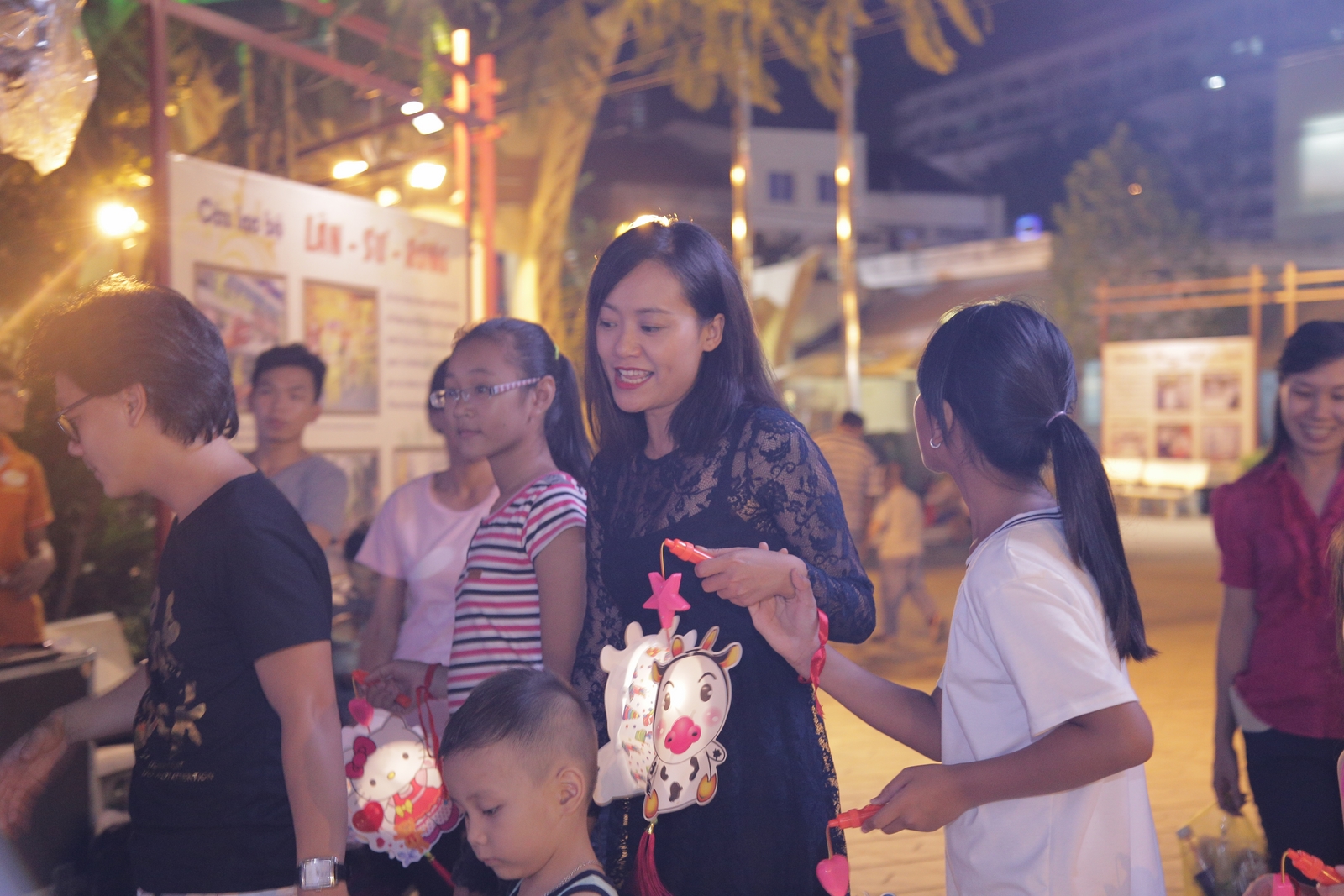 Cũng trong buổi thiện nguyện, Thu Vũ rất vui mừng khi được gặp NSƯT Hồng Ánh. Cô tiết lộ mình thần tượng nữ diễn viên từ nhỏ. Bây giờ có dịp cùng đàn chị tham gia một chương trình thiện nguyện là trải nghiệm đáng nhớ nhất trong đời cô. NSƯT Hồng Ánh là ngôi sao tích cực đồng hành với các hoạt động của Mạng lưới người sống với HIV Việt Nam (VNP+).