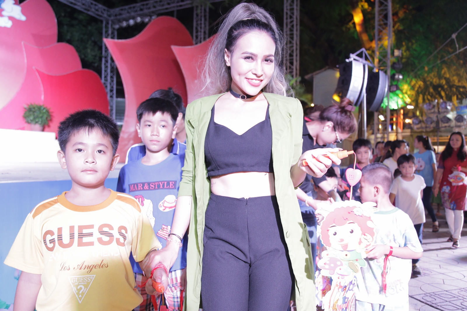 Diễm Hương The Voice có vẻ ngoài nổi loạn, bất cần nhưng bên trong cô lại là người giàu tình cảm. Từ trước khi gia nhập showbiz, cô đã thường xuyên tham gia các hoạt động chia sẻ với những hoàn cảnh khó khăn.