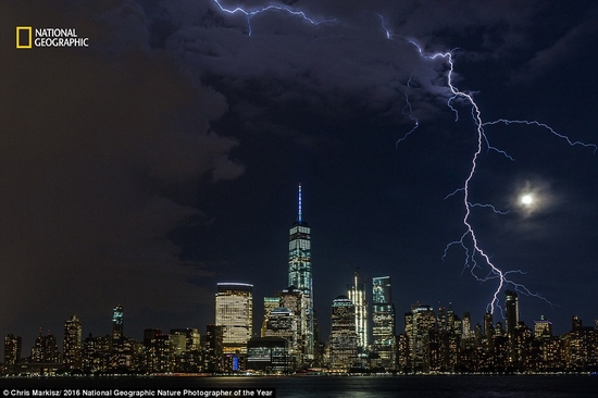 Tia sét trên bầu trời Manhattan, Mỹ