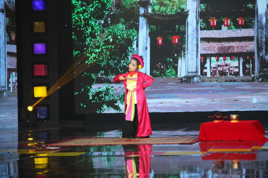 Riêng John Huy Trần thì nhận xét ở những đêm thi trước, Tú Thanh thường rất ít khi nhìn vào mắt bạn diễn khi đang đứng trên sân khấu. Tuy nhiên ở vòng thi này, cô bé đã khắc phục được nhược điểm và diễn ánh mắt cực điêu luyện. Giám khảo Đại Nghĩa đã cho Tú Thanh điểm 10 tuyệt đối, điểm trung bình mà cô bé xinh xắn này nhận được là 9,5.  Sau 3 phần thi, tổng điểm mà Biệt đội Hồng hạc nhận được là 27,4 điểm.