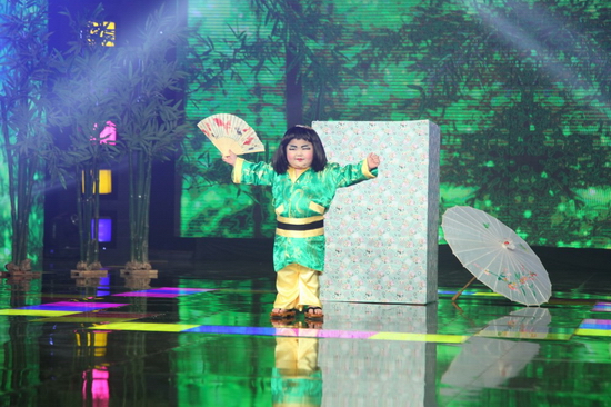 Nội dung phần trình diễn của Tin Tin khá đơn giản, trong vai “Búp bê vui vẻ”, cậu bé có nhiệm vụ mang đến nụ cười cho những người xung quanh. Dù không có bạn diễn và cũng chẳng hát múa nhiều như các đêm thi trước nhưng Tin Tin vẫn gây náo loạn sân khấu. Đến gần cuối tiết mục, cậu bé 5 tuổi này còn nằm hẳn ra sàn, thể hiện loạt động tác hình thể không thể nào hài hước, bất ngờ hơn.
