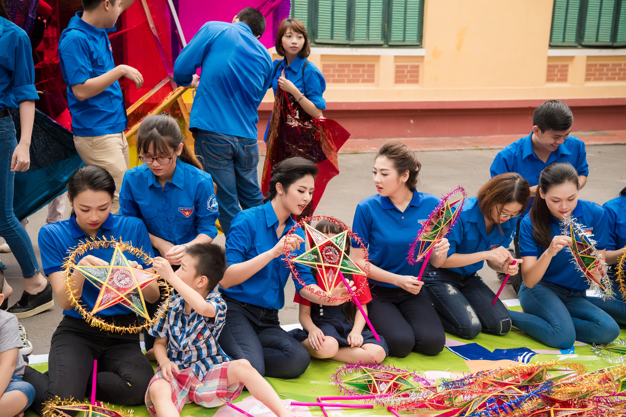 Ngọc Hân, Tú Anh cùng dàn người đẹp vui trung thu bên các em nhỏ