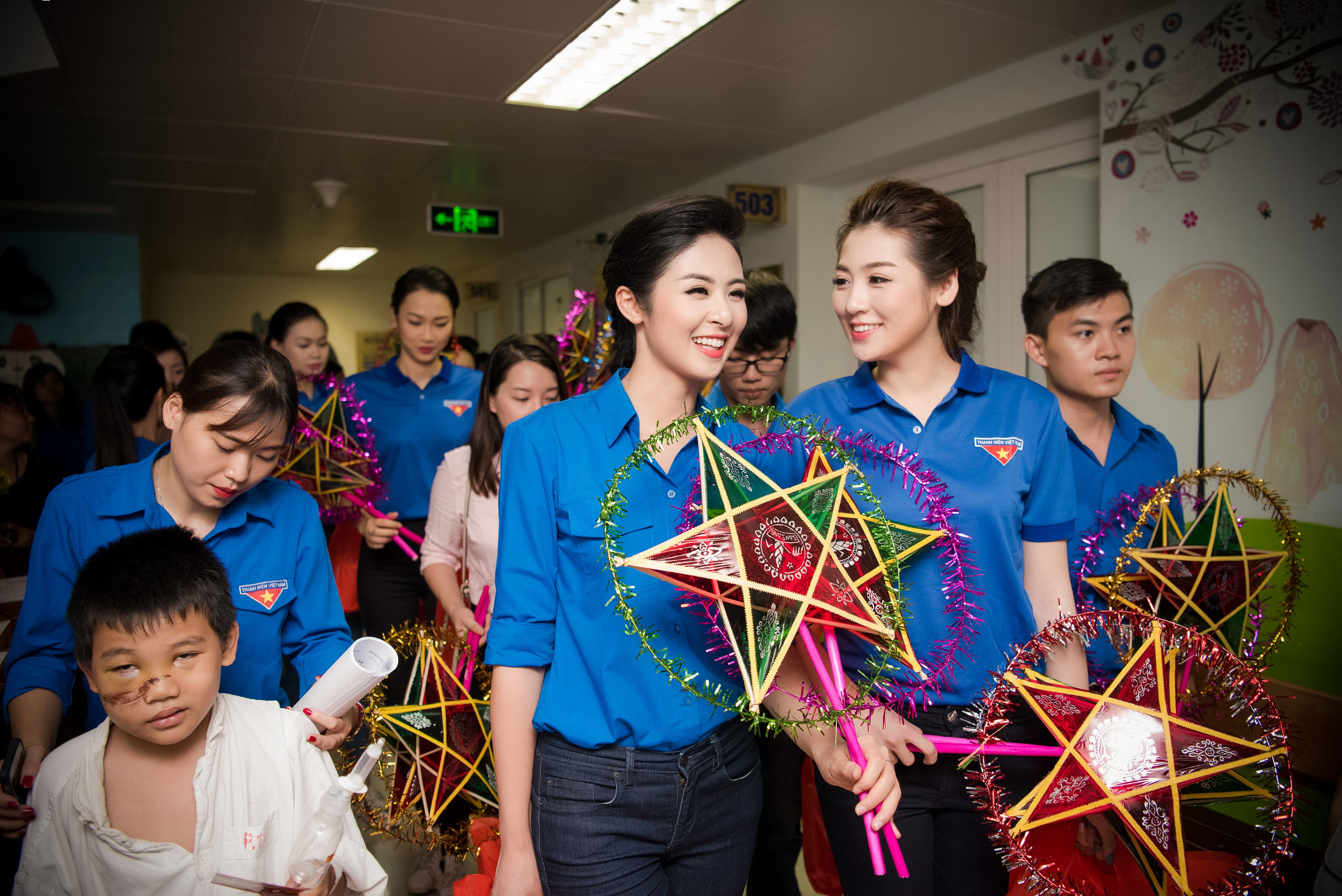 Ngoài ra, Ngọc Hân cùng dàn người đẹp còn trao 300 suất quà, mỗi suất trị giá 400.000 đồng cho những trường hợp bệnh nhi có hoàn cảnh khó khăn. 