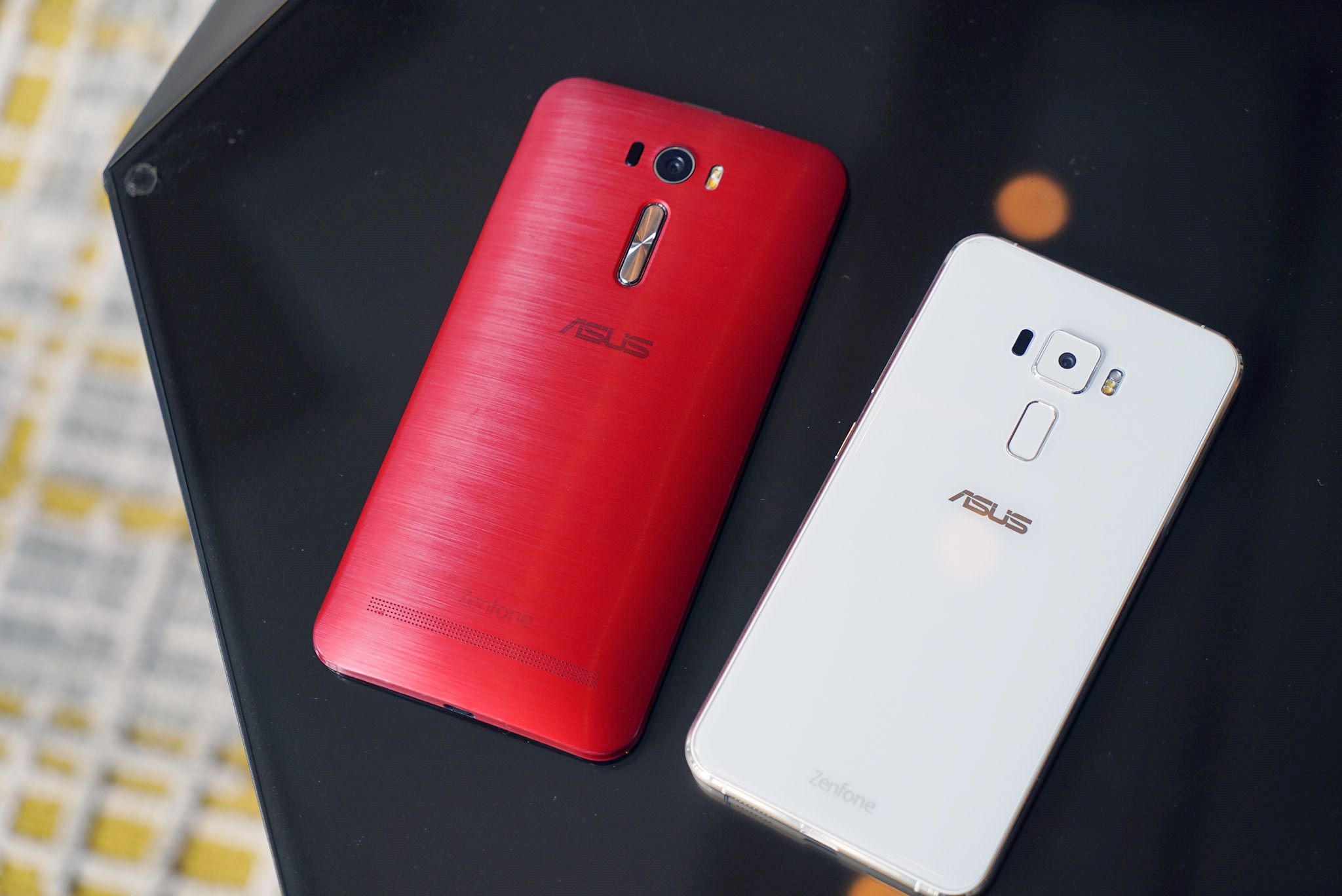 ZenFone 2 (phải) và ZenFone 3 (trái)