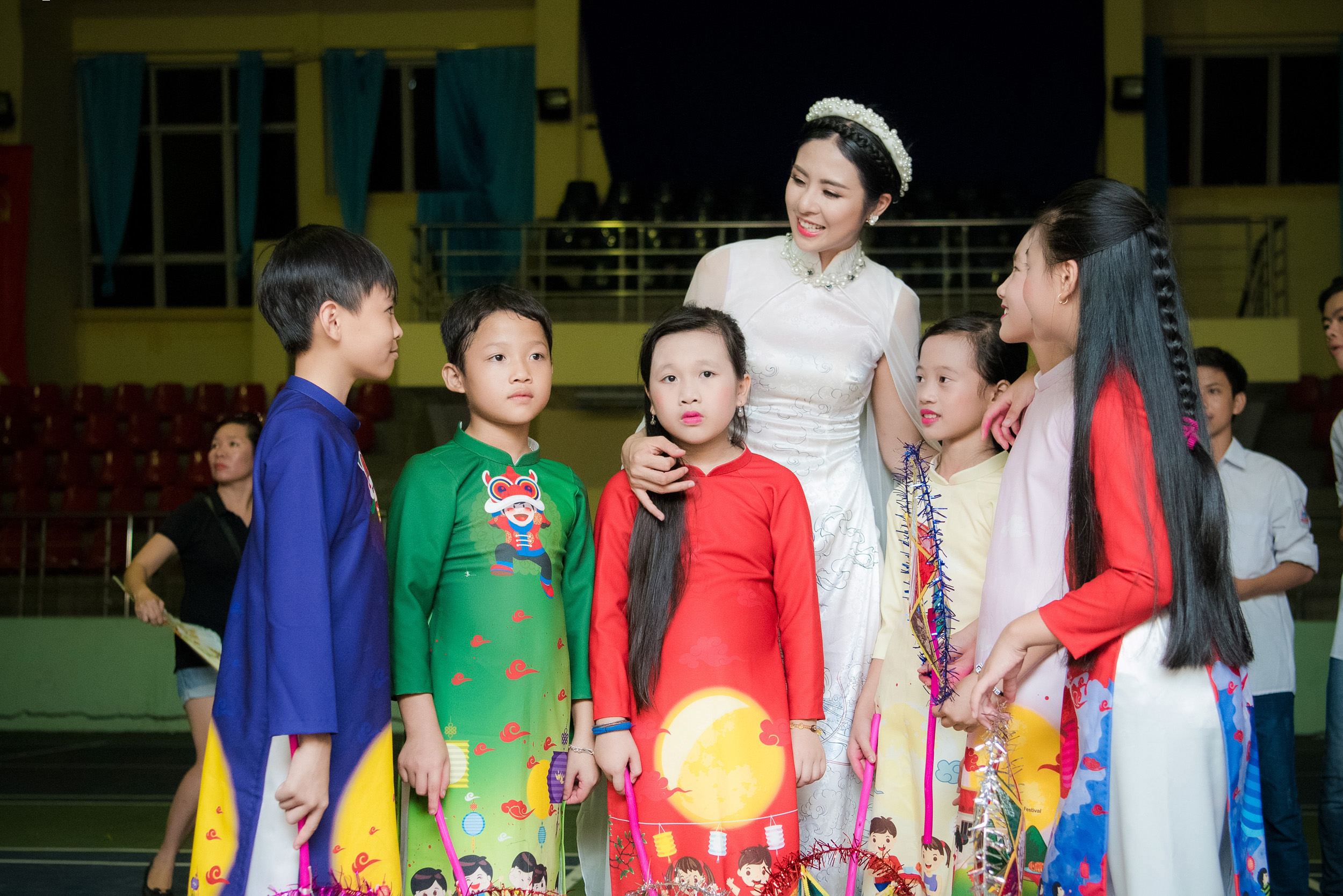 Người đẹp hy vọng, món quà này sẽ khiến các em nhỏ có thêm tình yêu và sự trân trọng, giữ gìn trang phục truyền thống của dân tộc.