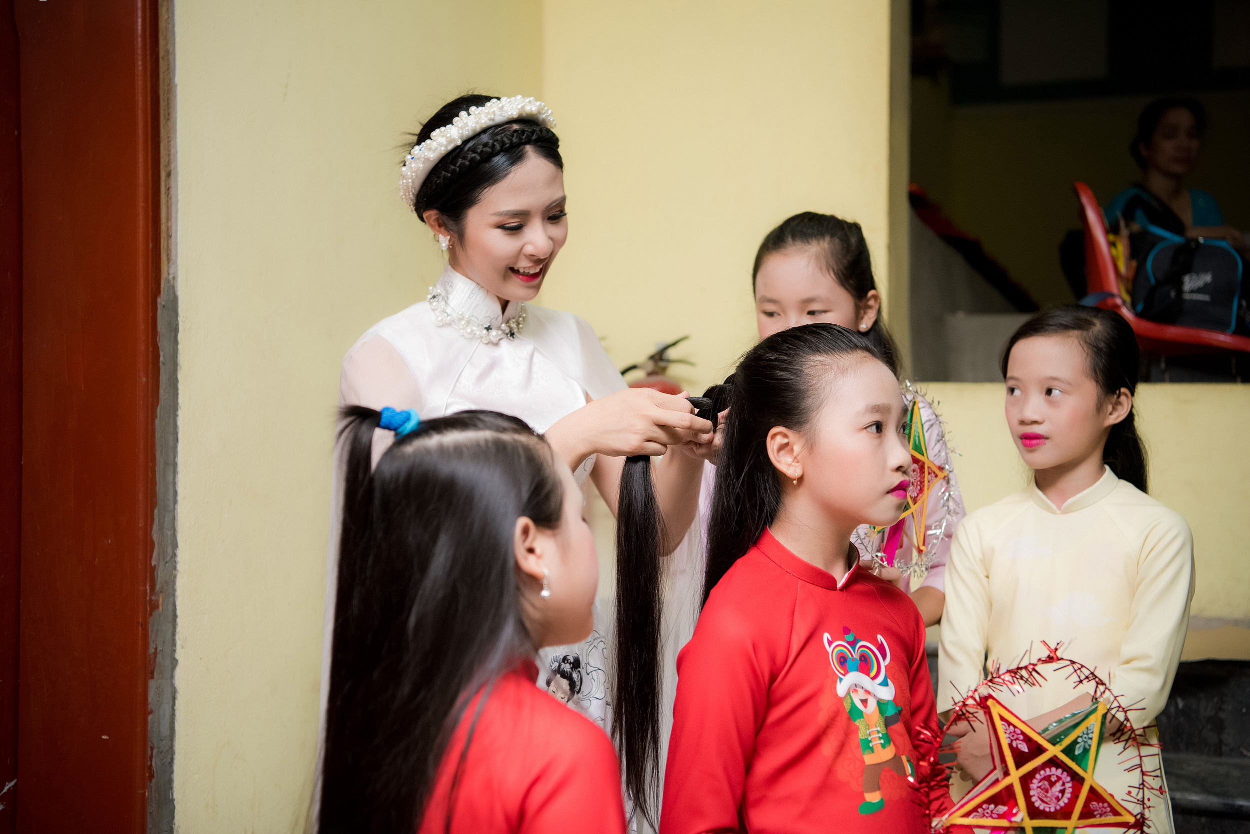 Ở hậu trường của chương trình ‘Vầng trăng cho em’, đích thân Ngọc Hân chỉnh sửa trang phục, đồng thời make-up và tết tóc cho từng bạn nhỏ mà cô tặng áo dài. Sự gần gũi của cô đã chiếm được cảm tình của mọi người.