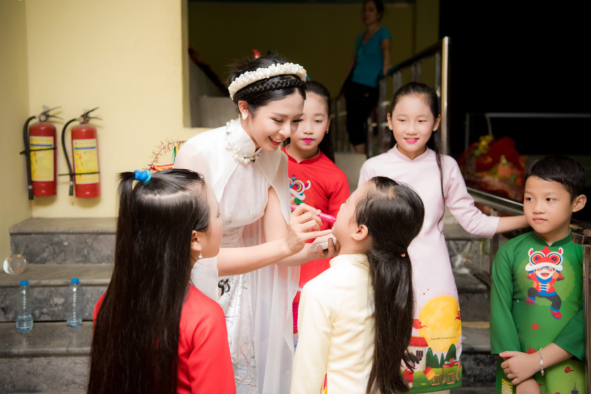 Sự gần gũi của cô đã chiếm được cảm tình của mọi người.