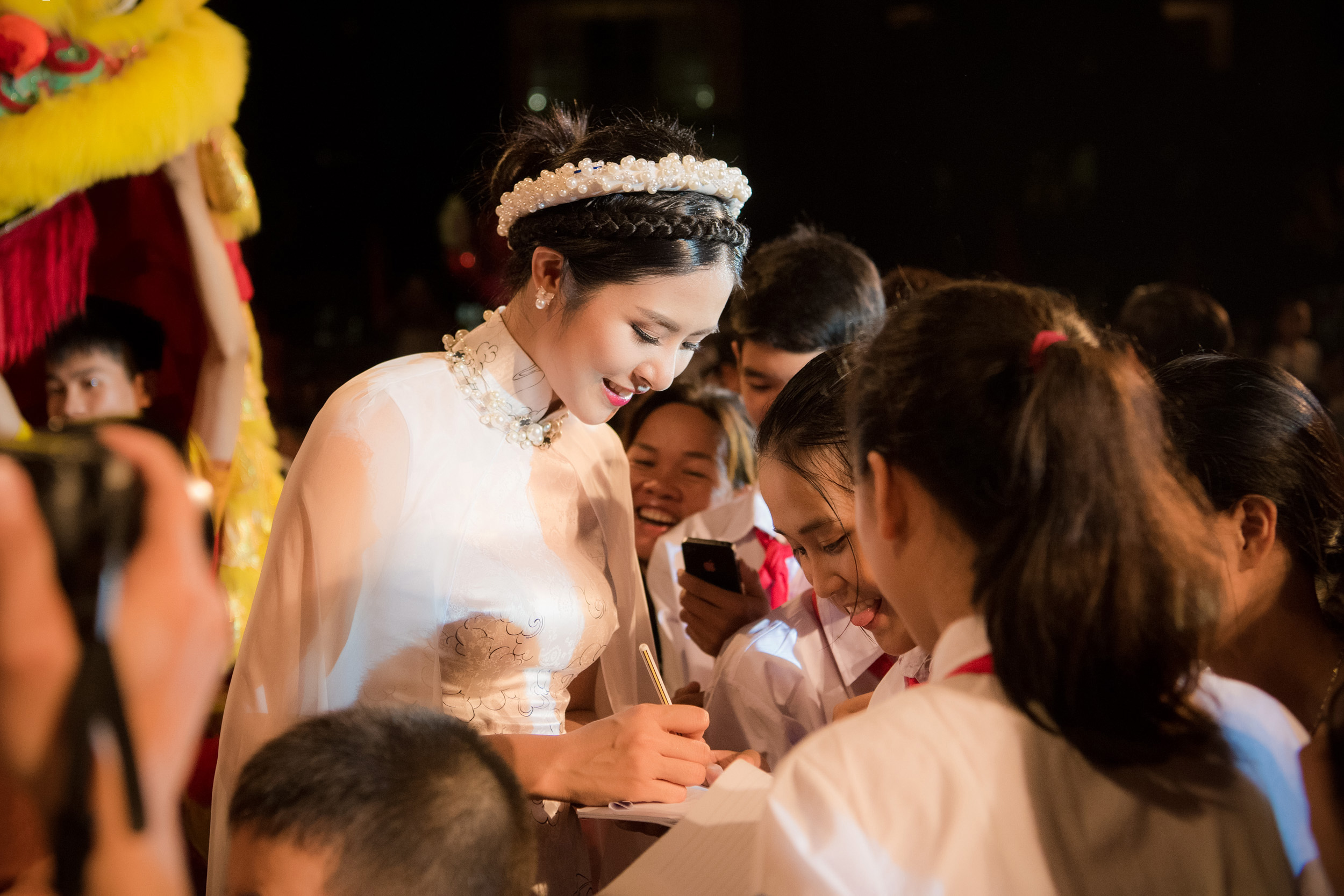 Cũng trong đêm hội Trung thu, cô cùng ban tổ chức đã trao 500 phần quà trị giá từ 1,5-3,5 triệu đồng cho những học sinh nghèo của huyện Mỹ Đức, 22 chiếc xe đạp cho học sinh có hoàn cảnh đặc biệt khó khăn nhưng có thành tích cao trong học tập.