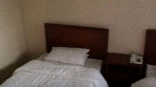 Chiếc giường gỗ nhỏ trong khách sạn. Ảnh: TRIPADVISOR