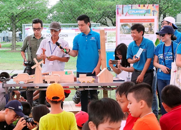 ““Ngày hội vui chơi, em học làm thợ” dành cho trẻ em tại  nhà máy Ford Hải Dương.