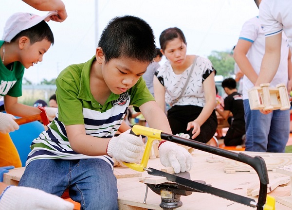 Các em nhỏ được nhận biết về các loại đồ mộc, các kỹ năng sử dụng dụng cụ 