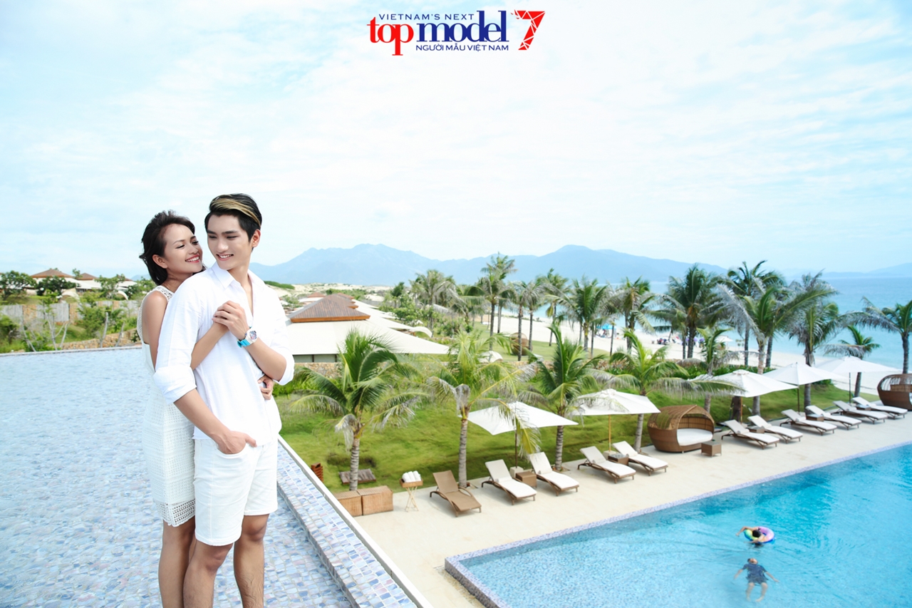 Tham dự sự kiện của một nhãn hàng trang sức cao cấp, các thí sinh Next Top đã trút bỏ sự tự trẻ trung năng động của mình để trở nên chín chắn, trưởng thành hơn, toát được vẻ sang trọng đẳng cấp như tiêu chí của một nhãn hàng trang sức. Cùng nhau tham dự sự kiện, Huy Quang, Thiếu Lan, Ngọc Châu và Kim Nhã đã từng làm dấy lên làn sóng nghi án về Top 4 khiến cộng đồng mạng lo lắng và có khá nhiều bình luận.