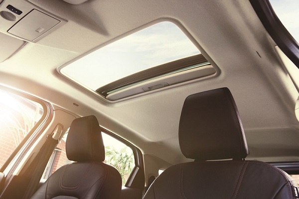  EcoSport Titanium Black Edition có cửa sổ trời
