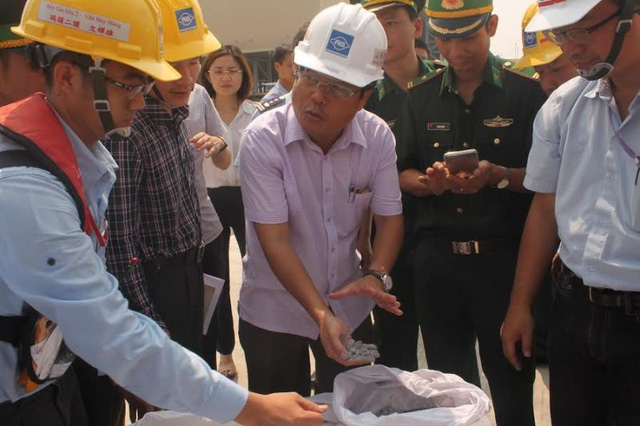 Hơn 100 tấn bùn trên tàu Trung Quốc: Niêm phong, lấy mẫu giám định