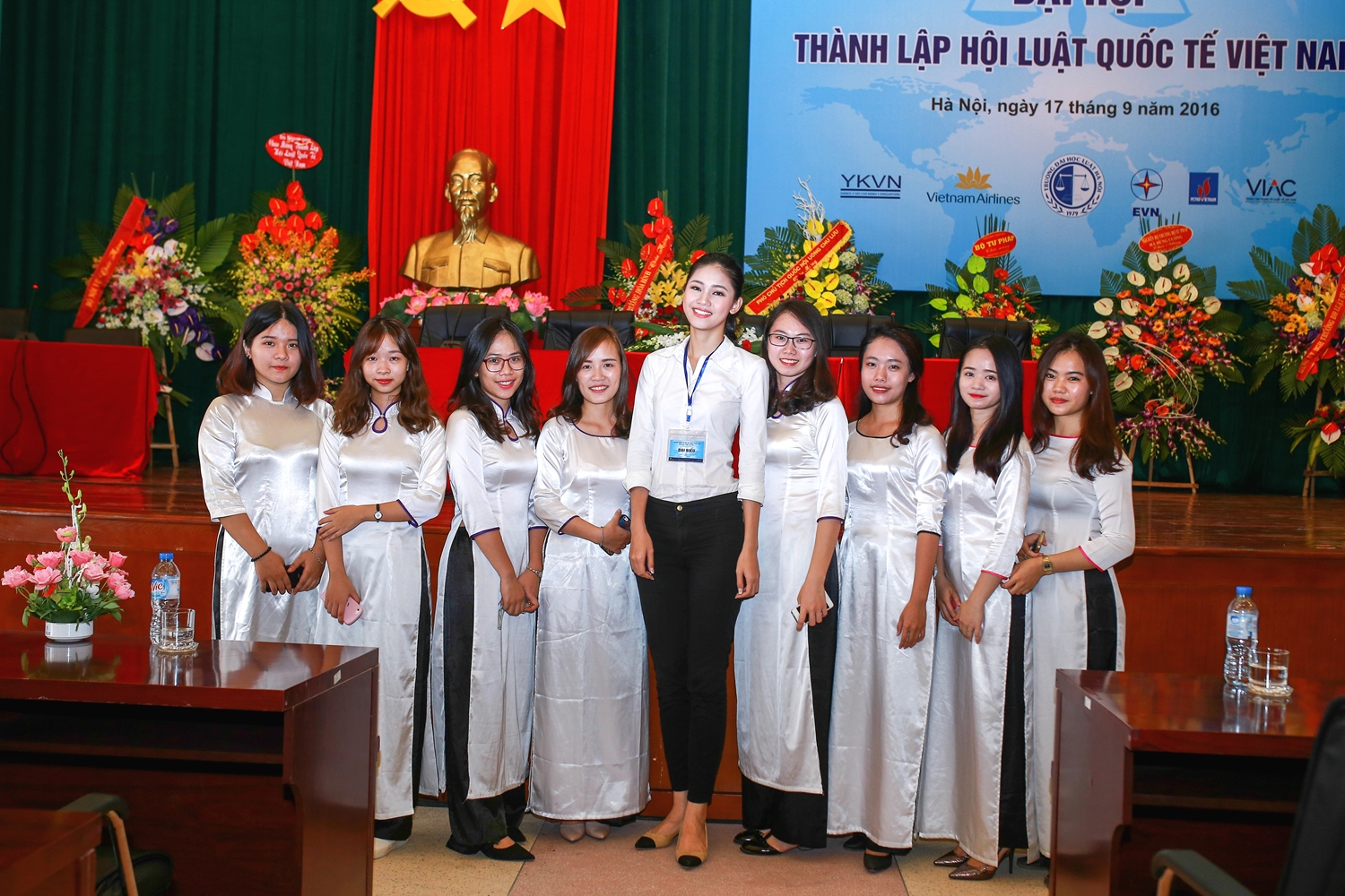 Tham dự Đại hội thành lập Hội Luật quốc tế Việt Nam trên cương vị là thành viên, người đẹp có mặt từ sớm trong trang phục đơn giản quần jeans và áo sơ mi trắng. Đặc biệt, Đại hội thành lập Hội Luật quốc tế Việt Nam còn có Phó Thủ tướng thường trực Chính phủ Trương Hòa Bình, Bộ trưởng Bộ Tư pháp Lê Thành Long, Thứ trưởng Bộ Ngoại giao Lê Hoài Trung.