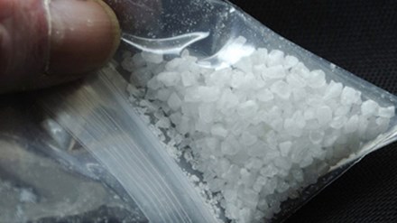 Khách mang gần 3kg bột trắng nghi ma tuý đá lên máy bay