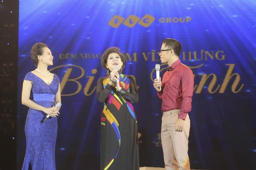 “Thực sự mà nói, đối với nghệ sỹ xa quê hương lâu năm như tôi, thì việc hát cho đồng bào mình nghe là niềm hạnh phúc vô bờ bến. Tôi không tưởng tượng nổi là Quy Nhơn lại đẹp đến thế và con người nơi đây thật hiền hòa. Cảm ơn FLC – đơn vị tổ chức chương trình hôm nay đã trao cho Giao Linh & Đàm Vĩnh Hưng có 1 cái duyên để gặp lại nhau, để cùng nhau hát trên sân khấu đẹp như thế này”. Ca sĩ Giao Linh chia sẻ