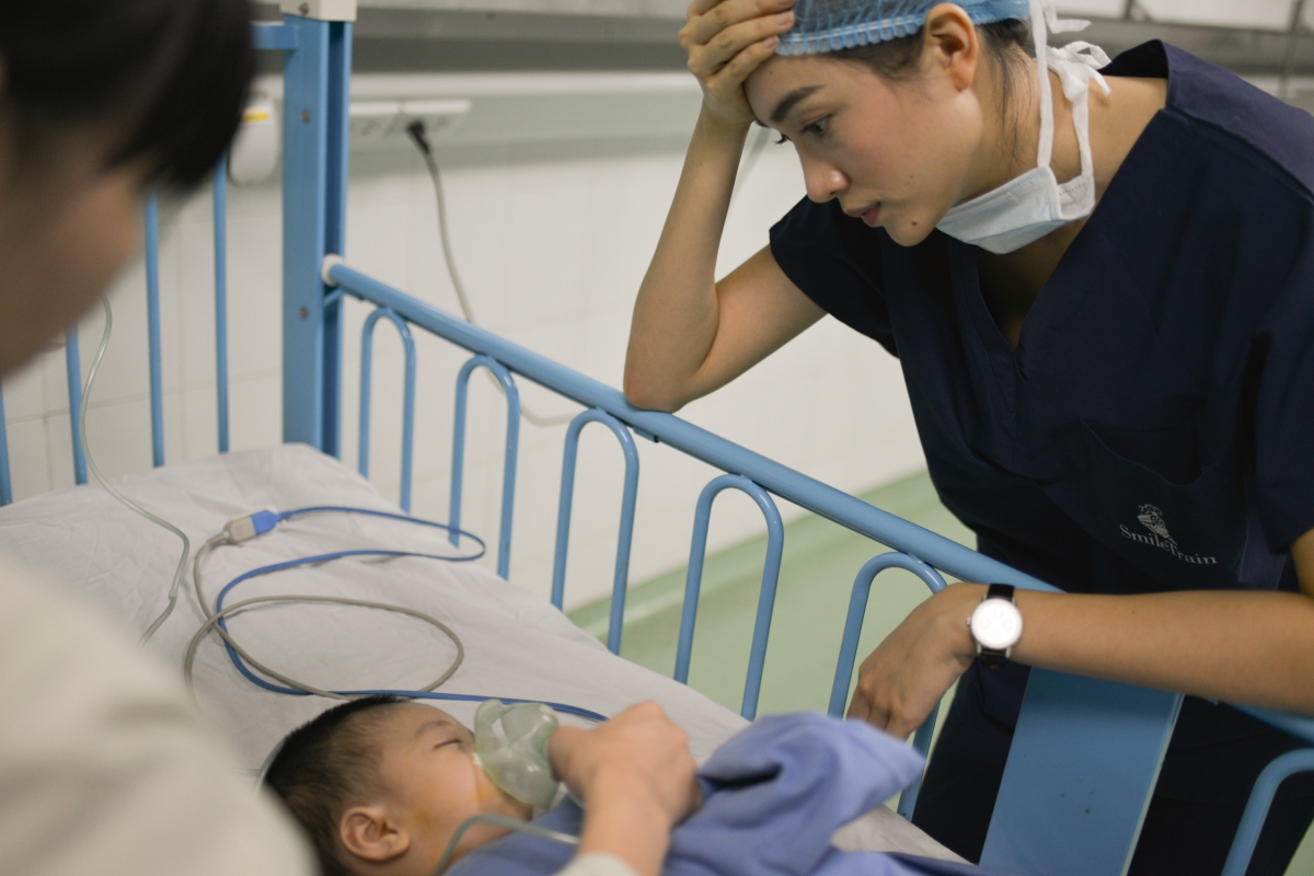 Để động viên tinh thần các em trước và sau khi mổ, Á hậu đến tận giường bệnh, không ngại làm đủ trò nhắng nhít để trêu đùa các em, tạo được sự tin tưởng ban đầu. Chứng kiến cảnh tượng nhiều bậc phụ huynh chăm sóc, lo lắng cho con khiến Lệ Hằng vô cùng xúc động. Đặc biệt, một em nhỏ quấy khóc, Lệ Hằng quyết định xin phép mẹ bé ẵm và ru em ấy. Vừa ru em, Lệ Hằng có cơ hội trò chuyện nhiều hơn cùng người mẹ và biết được rằng em nhỏ này là trường hợp nặng nhất trong đợt mổ lần này. Qua cuộc tâm sự, Á hậu phần nào thấu hiểu cảm giác buồn tủi khi thấy con vừa chào đời đã gánh chịu những khiếm khuyết ngoại hình. Cô dành những lời động viên nhằm giúp người mẹ thêm tin tưởng vào kết quả của cuộc phẫu thuật.