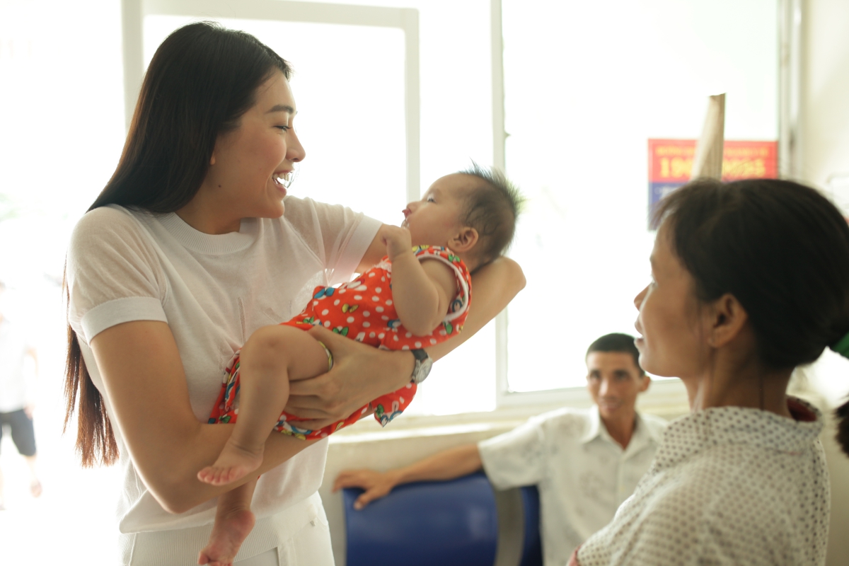 Đặc biệt, một em nhỏ quấy khóc, Lệ Hằng quyết định xin phép mẹ bé ẵm và ru em ấy. Vừa ru em, Lệ Hằng có cơ hội trò chuyện nhiều hơn cùng người mẹ và biết được rằng em nhỏ này là trường hợp nặng nhất trong đợt mổ lần này. Qua cuộc tâm sự, Á hậu phần nào thấu hiểu cảm giác buồn tủi khi thấy con vừa chào đời đã gánh chịu những khiếm khuyết ngoại hình. Cô dành những lời động viên nhằm giúp người mẹ thêm tin tưởng vào kết quả của cuộc phẫu thuật.