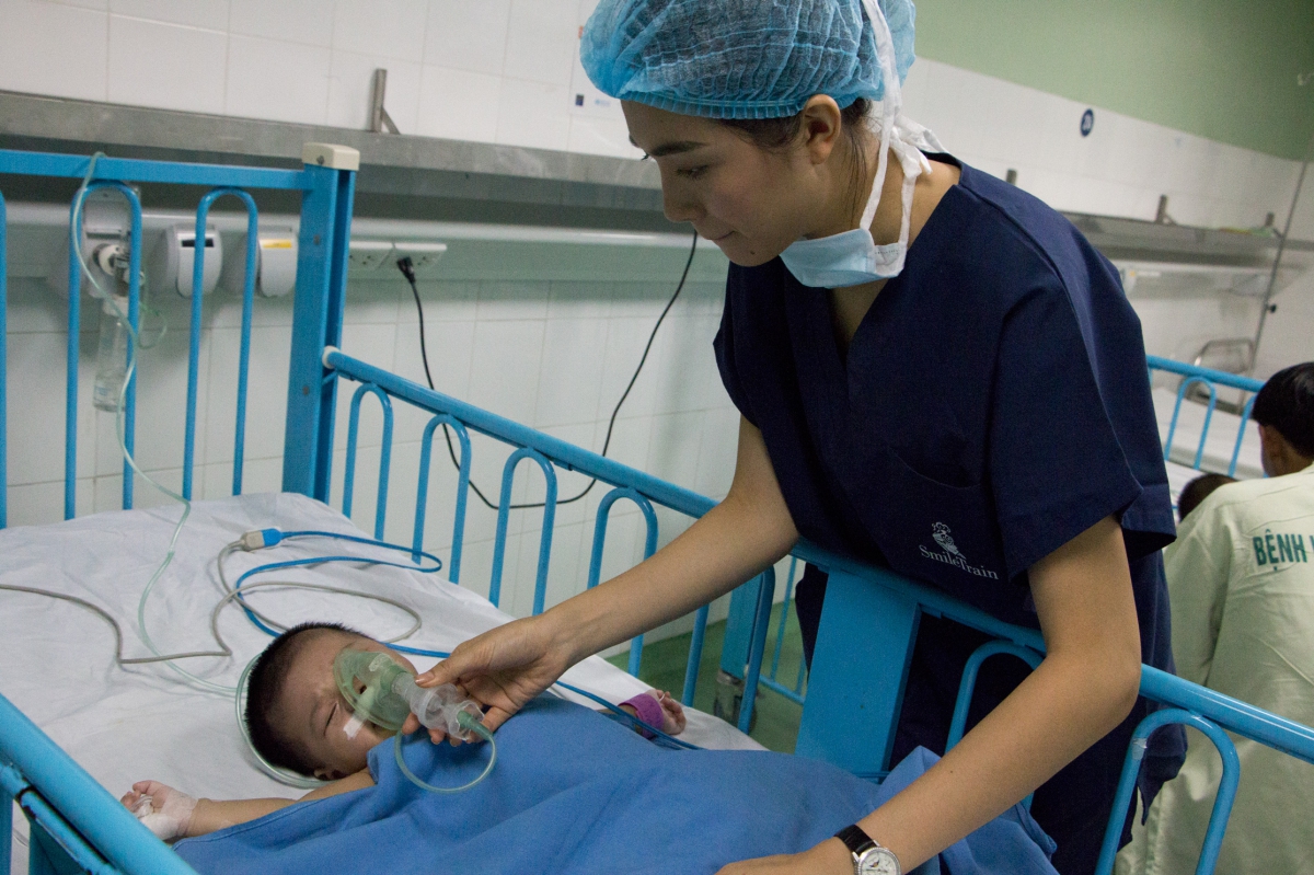 Theo Lệ Hằng, trẻ em rất tinh mắt, chỉ khi nào chúng thấy bạn thật sự thân thiệt và cởi mở, chúng mới tiến lại gần và cười với bạn. 