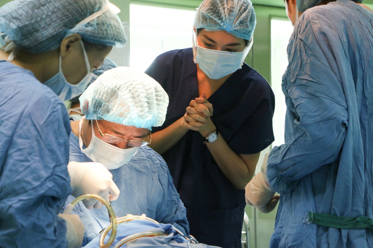  Sau đó, Lệ Hằng tiến hành thay trang phục và các công đoạn khử trùng và vào tận phòng mổ theo dõi hai ca mổ trong suốt nhiều giờ. Những phút bắt đầu ca mổ, người đẹp bất giác cảm thấy vô cùng hồi hộp và có chút bồi hồi. Cô lặng người và nín thở khi theo dõi khoảnh khắc các em thiếp đi do gây mê. 