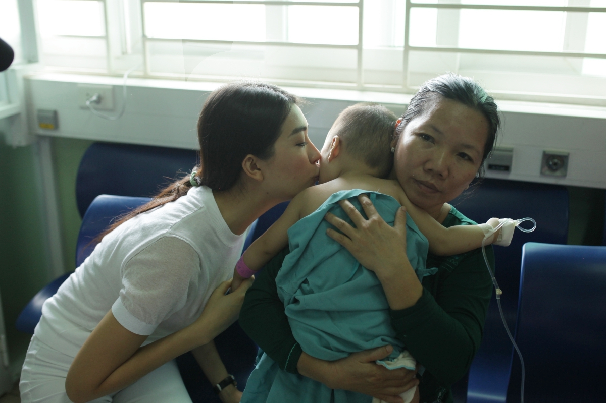 Thời gian qua, Lệ Hằng tham gia rất nhiều hoạt động thiện nguyện như nâng cao điều kiện sống của trẻ em tại hai tỉnh Lâm Đồng và Sơn La, xây dựng bốn căn nhà tình thương lại Quảng Nam, thăm hỏi và trao quà Trung Thu  tại bệnh viện Phụ sản Nhi tại Đà Nẵng. 
