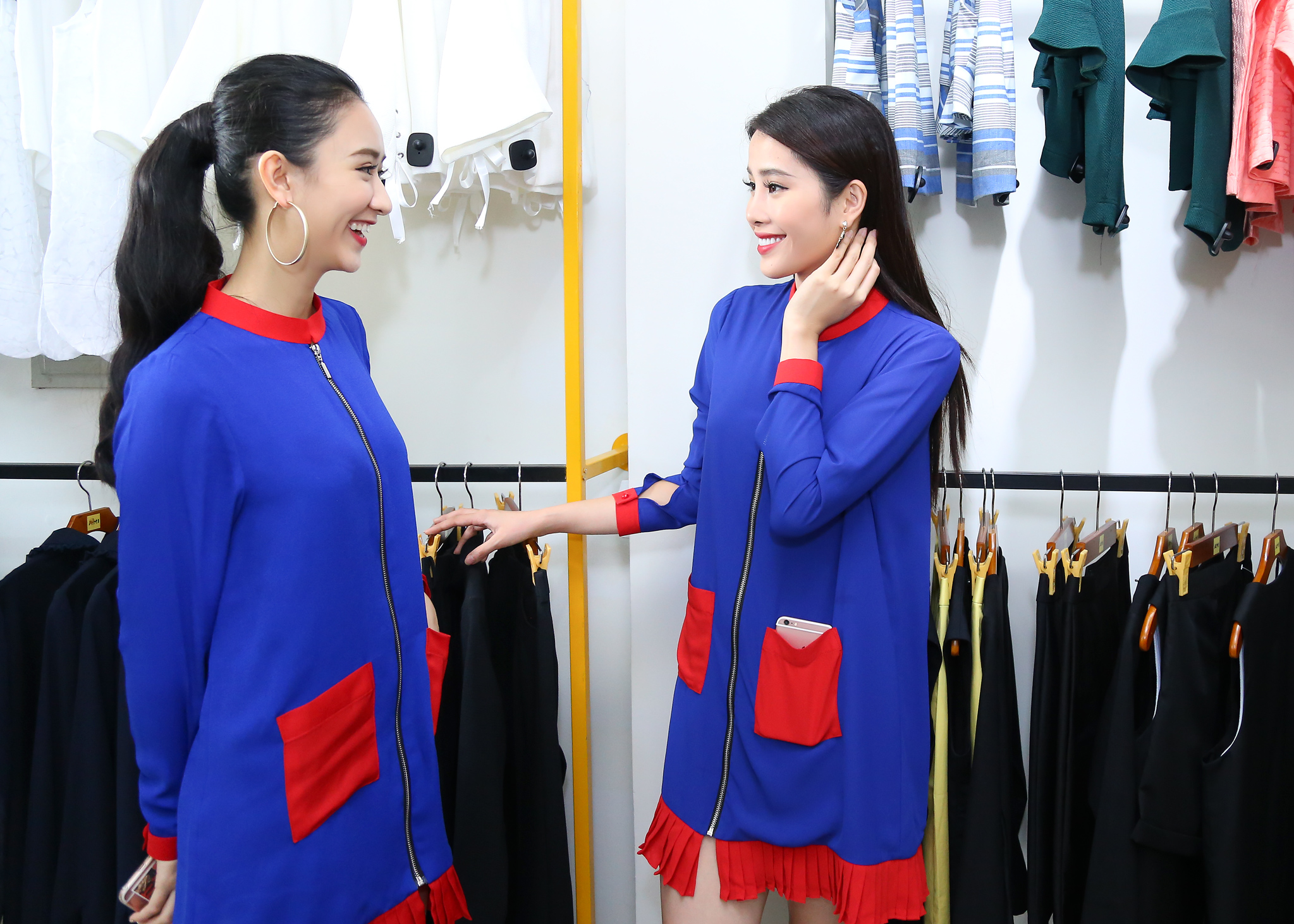 Nam Em và Hà Thu đã chọn bộ đầm cách điệu cầu kỳ với hai gam màu nổi bật là đỏ và xanh dương. Bằng cách chọn bộ trang phục y hệt nhau, cho thấy sự “tâm đầu ý hợp” của hai người đẹp này.