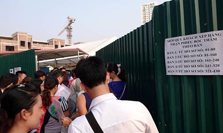 Hàng trăm người xếp hàng bốc thăm nhà ở xã hội &quot;hot&quot; nhất Hà Nội