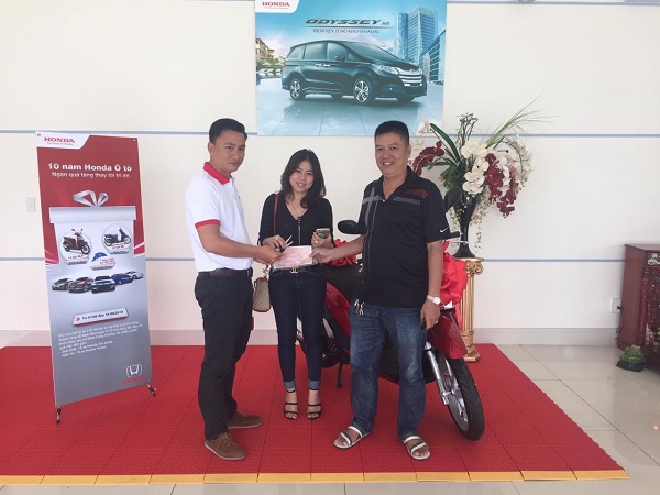 Khách hàng may mắn trúng xe máy Honda