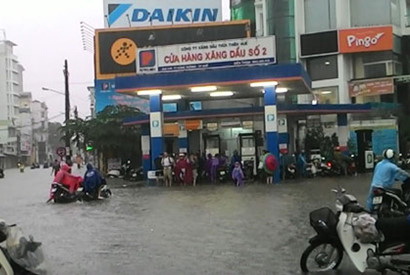 Mưa cực lớn gây ngập nặng ở miền Trung