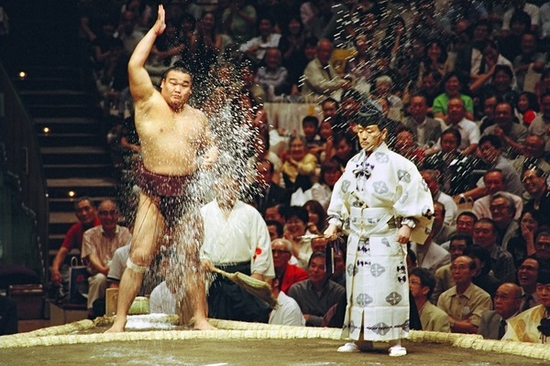 Nghi thức trước khi diễn ra trận đấu sumo