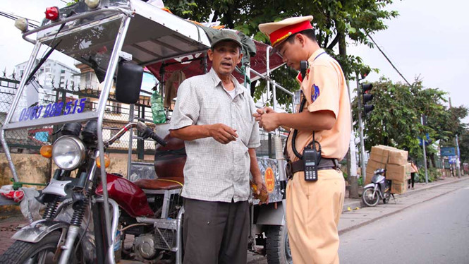 Hà Nội xử phạt không xuể xe thô sơ 'thần chết'