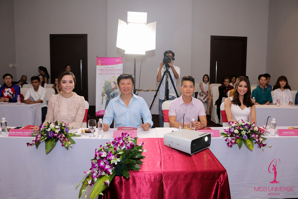 Thành phần ban giám khảo cho vòng thi phỏng vấn là những: Giám đốc quốc gia Miss Universe tại Việt Nam – Bà Dương Trương Thiên Lý, chuyên gia đầu ngành và có kinh nghiệm trong việc thực hiện trang phục truyền thống Thạc sĩ Mỹ thuật Sĩ Hoàng , NTK Thuận Việt ( người đã thực hiện trang phục cho các đại diện Việt Nam tại Miss Universe trong các năm 2008 – HH Thuỳ Lâm, 2011- Á hậu Hoàng My, 2012- HH Diễm Hương, 2013 – Á hậu Trương Thị May, 2015- HH Phạm Hương ) và Hoa hậu Phạm Hương.