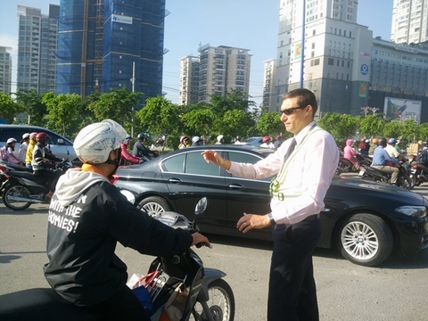 &quot;Ông Tây&quot; ra tay ngăn cản người đi sai làn