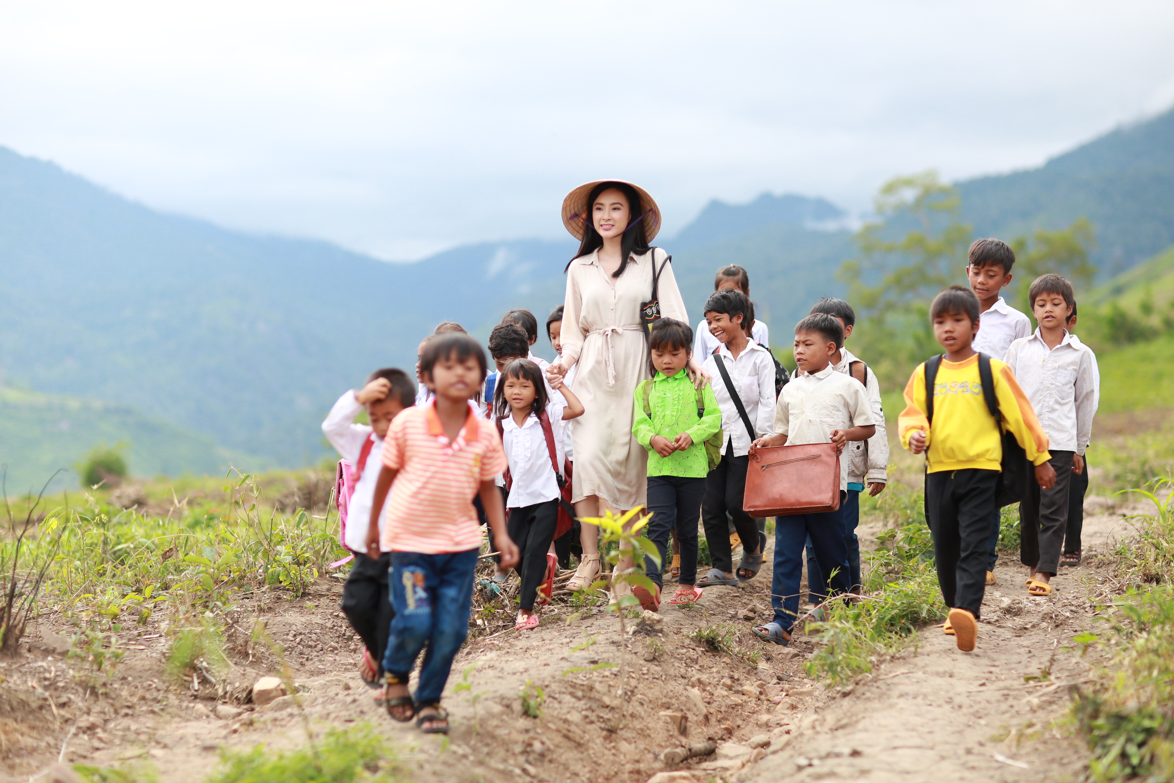 Angela Phương Trinh lên miền cao làm cô giáo!