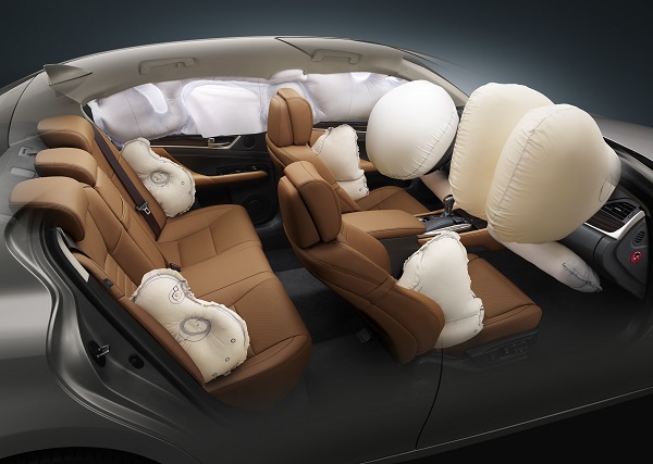 Lexus GS Turbo được trang bị 10 túi khí SRS tiêu chuẩn