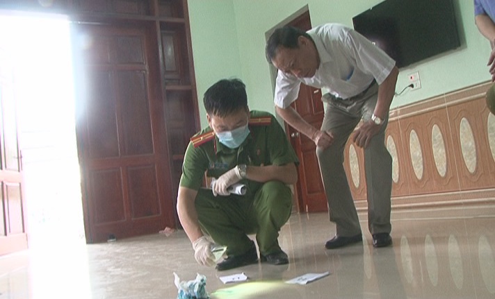 Thượng tướng Lê Quý Vương trực tiếp chỉ đạo điều tra tại hiện trường và kiểm tra công tác khám nghiệm hiện trường. Ảnh: Công an  Quảng Ninh