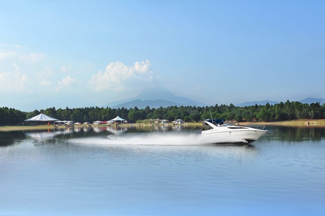 Bên cạnh đó, bạn cùng gia đình có thể tham gia nhiều hoạt động hấp dẫn. Hoặc đơn giản hơn là mọi người thư giãn bên nhau, ngắm cảnh hoặc chèo thuyền kayak tại câu lạc bộ bãi biển.
