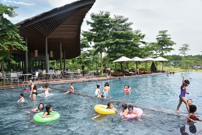 Bể bơi 4 mùa liền kề tổ hợp dịch vụ Forest, Flamingo Spa, Flamingo Golf Club… Đây là những dịch vụ cao cấp mà bạn không nên bỏ lỡ. 